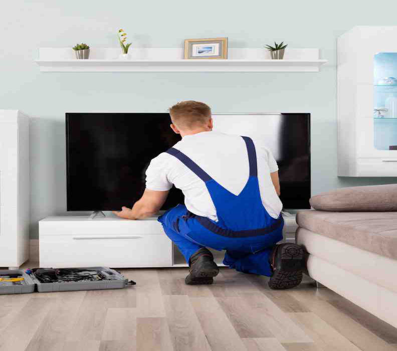 male-electrician-fixing-television-792×1024 تعمیر روشن نشدن تلویزیون